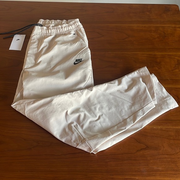 Mens Nike Sportswear Tech Unlined Commuter Pants DH4224-126 Beige NWT